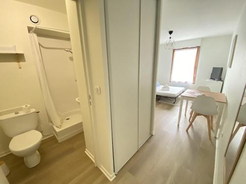 La salle de bains est pourvue de toilettes et d'une table. dans l'établissement Bonnefoy - Studio centre ville, à Nantes