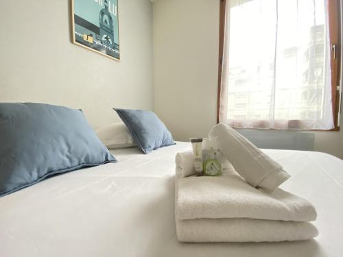 une chambre avec un lit avec des serviettes dessus dans l'établissement Bonnefoy - Studio centre ville, à Nantes