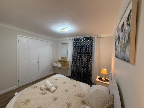Postel nebo postele na pokoji v ubytování Flat in Surrey