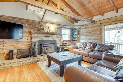 Ruang duduk di Fire Pit and Views! Blue Ridge Mtns Family Cabin