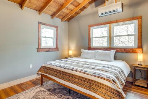 Katil atau katil-katil dalam bilik di Fire Pit and Views! Blue Ridge Mtns Family Cabin