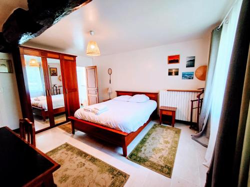 une chambre avec un lit dans une pièce dans l'établissement Champs du Moulin - Séjour à Roffey, à Roffey