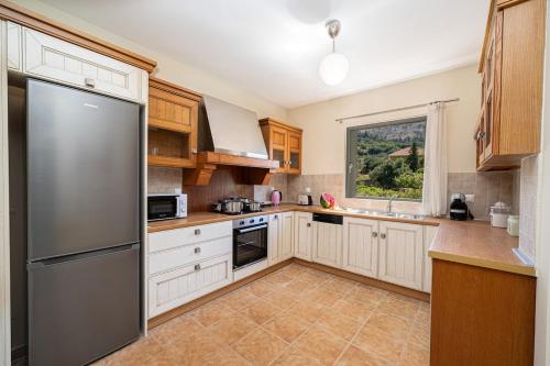 Una cocina o zona de cocina en Triodos Villa Myrtos