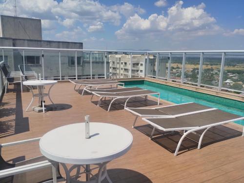 Bazén v ubytování Flat Fusion Itaguaí - Conforto e Conveniência em Frente à Rodoviária, na linda Costa Verde - Sua Estadia Perfeita! nebo v jeho okolí
