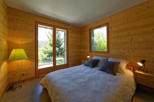 Postel nebo postele na pokoji v ubytování Logement 3 étoiles avec vue imprenable sur les montagnes, ski bus