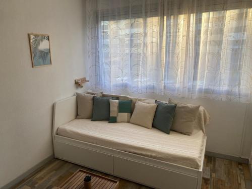เตียงในห้องที่ Appartements parfaits pour Cures Thermales, au bord de l’Etang de Thau