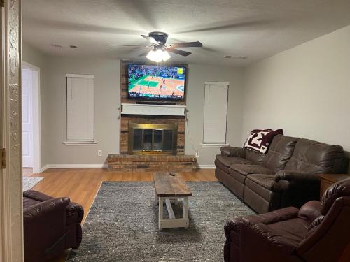 ein Wohnzimmer mit zwei Sofas und einem Fernseher in der Unterkunft Cozy 3 Bedroom Home in Quiet Neighborhood in Amarillo