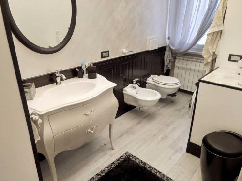 Ένα μπάνιο στο Alloggio Turistico Giulietta e ROMEO - INTERO APPARTAMENTO - Villafranca di Verona, Zimmer, Holiday Rooms
