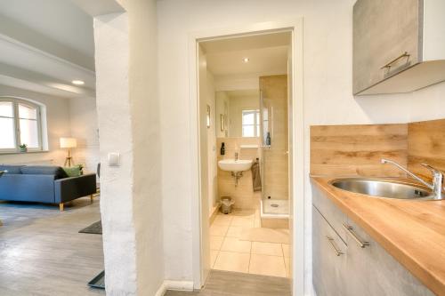 Una cocina y una sala de estar con fregadero. en HOMY I Gewölbetraum Nähe Zentrum, en Halle an der Saale