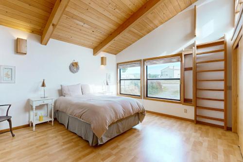 Una cama o camas en una habitación de Double R