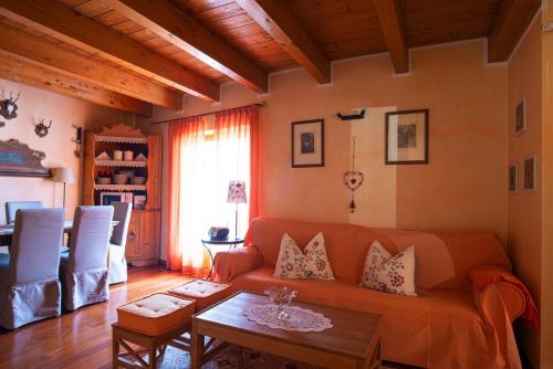 ein Wohnzimmer mit einer Couch und einem Tisch in der Unterkunft Isarco Suite in Sterzing