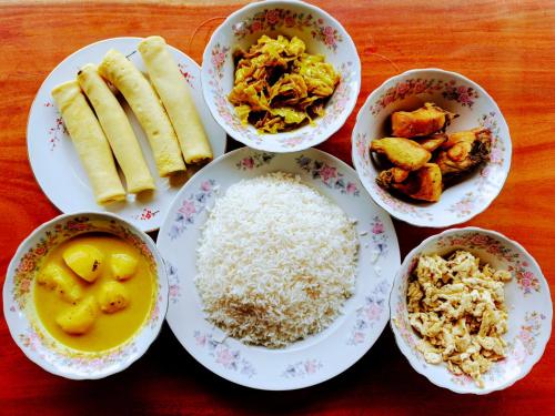 une table avec des plaques alimentaires et des bols de riz dans l'établissement Paradise Sunrise Villa, à Ahungalla