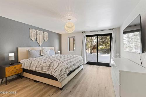 a bedroom with a large bed and a window at 10min Beaver Creek And 15 min Vail in Avon