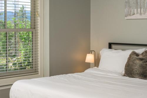 Ένα ή περισσότερα κρεβάτια σε δωμάτιο στο Luxe 4BR Mtn Retreat With Stunning Views Near Ski AndHikes