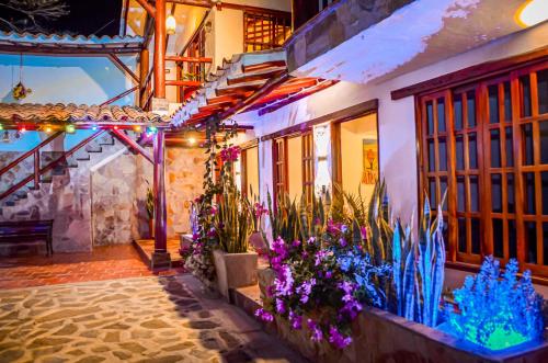 a building with flowers on the side of it at Casa Aminta in Curití