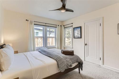 Ένα ή περισσότερα κρεβάτια σε δωμάτιο στο Cozy Duplex near Hospitals and Cherry Creek in Denver