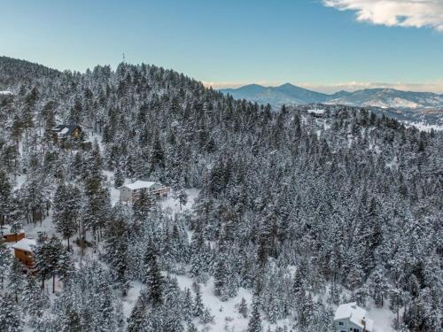 Gallery image of Mountain Top Getaway With A Hot Tub in Morrison