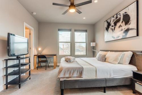 Giường trong phòng chung tại Modern And Spacious Townhouse Blocks from Downtown