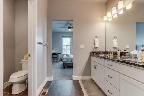 Phòng tắm tại Modern And Spacious Townhouse Blocks from Downtown