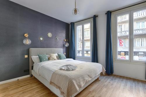 une chambre avec un grand lit et deux fenêtres dans l'établissement MyKeypers - Amazing Luxury Triplex 3BR 8P - Arc de Triomphe, à Paris