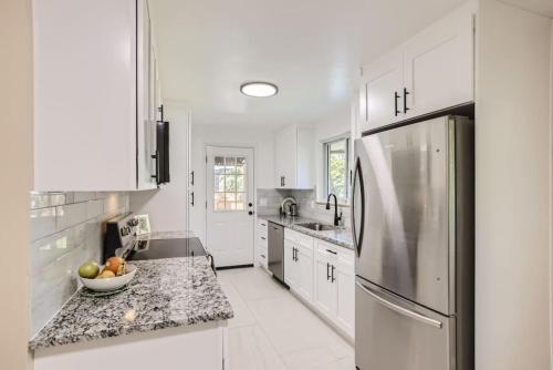 Kuchyň nebo kuchyňský kout v ubytování Pet Friendly 3 Bedroom Near to Red Rocks And Belmar In Denver