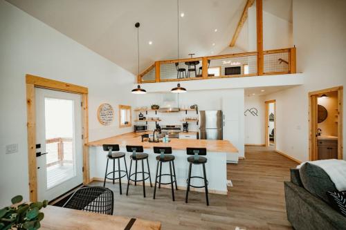 Η κουζίνα ή μικρή κουζίνα στο New Cabin Pet Friendly With A Game Room And King Beds