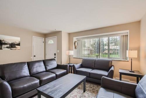 Posezení v ubytování Pet Friendly 3 Bedroom Near to Red Rocks And Belmar In Denver