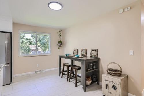 Kuchyň nebo kuchyňský kout v ubytování Pet Friendly 3 Bedroom Near to Red Rocks And Belmar In Denver