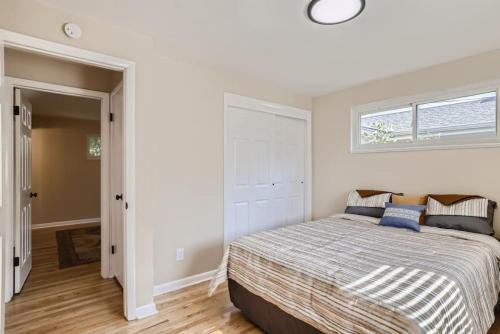 Postel nebo postele na pokoji v ubytování Pet Friendly 3 Bedroom Near to Red Rocks And Belmar In Denver