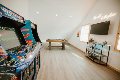 Η αίθουσα παιχνιδιών του New Cabin Pet Friendly With A Game Room And King Beds