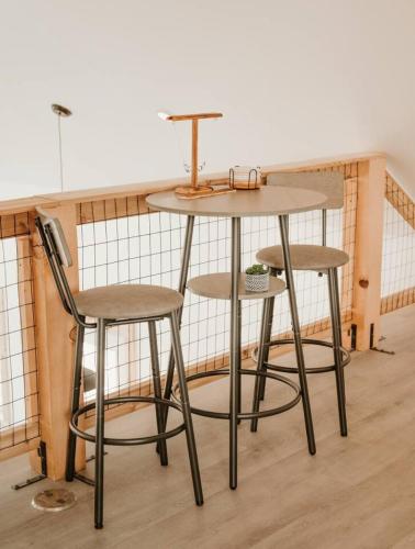 Φωτογραφία από το άλμπουμ του New Cabin Pet Friendly With A Game Room And King Beds σε Como