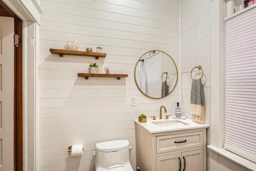 Ένα μπάνιο στο Remodeled 3 Bedroom Close to St Broadway And Sante Fe And CBD