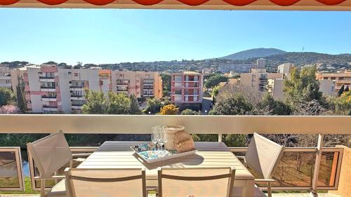 uma mesa na varanda com vista para uma cidade em Le Maxime em Sainte-Maxime