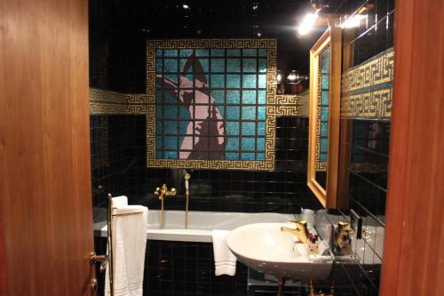 baño con lavabo y bañera con un gato en la ventana en Domus Orsoni, en Venecia