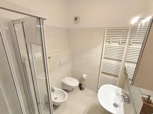 une salle de bain avec une douche, des toilettes et un lavabo dans l'établissement Segantini 48, à Arco