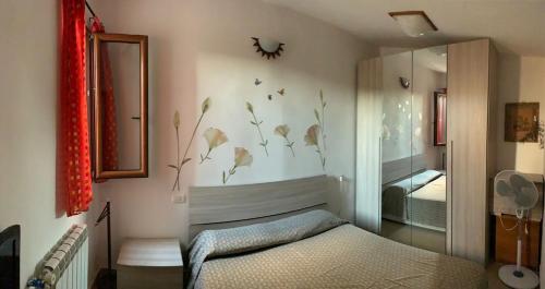 a bedroom with a bed and a mirror and a bed sidx sidx sidx at Casa vacanze in Ottava Sassari