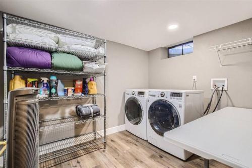 Imagine din galeria proprietății Basement Guest Suite With A Pool Table A Hot Tub And A TV în Denver