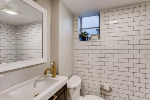 Ένα μπάνιο στο Guest Suite With Kitchenette And A 5 star Location