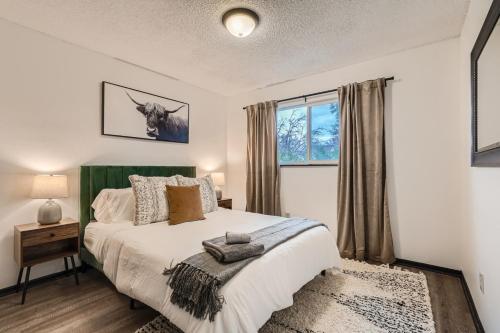 Katil atau katil-katil dalam bilik di Modern Home In West Denver 15 Min Close To Downtown
