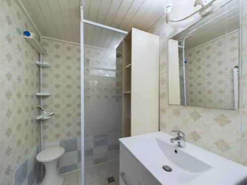 a bathroom with a white sink and a shower at Petite maison reposante pour 2 au bord de mer in Brétignolles-sur-Mer