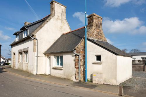 an old building on the side of a street at Maison pour 5 personnes à 950 m de la plage in Trévou-Tréguignec