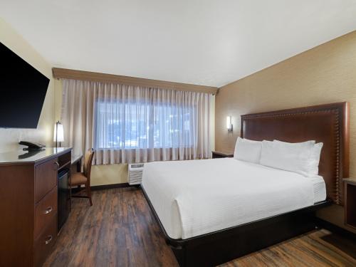 a hotel room with a large bed and a window at Holiday Inn Resort The Squire at Grand Canyon by IHG in Tusayan