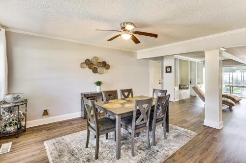 Φωτογραφία από το άλμπουμ του 10 Mi to St Simons Island Home with Screened Porch σε Brunswick