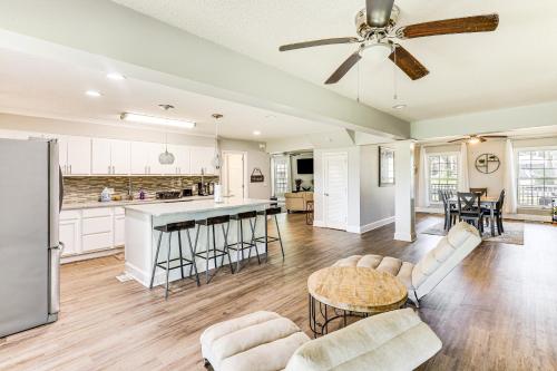 Η κουζίνα ή μικρή κουζίνα στο 10 Mi to St Simons Island Home with Screened Porch