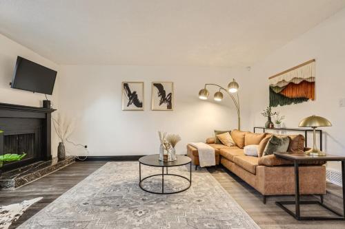 Μια τηλεόραση ή/και κέντρο ψυχαγωγίας στο Modern Home In West Denver 15 Min Close To Downtown