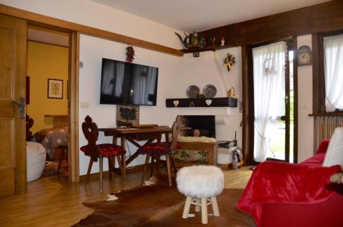 TV a/nebo společenská místnost v ubytování Ground floor with garden