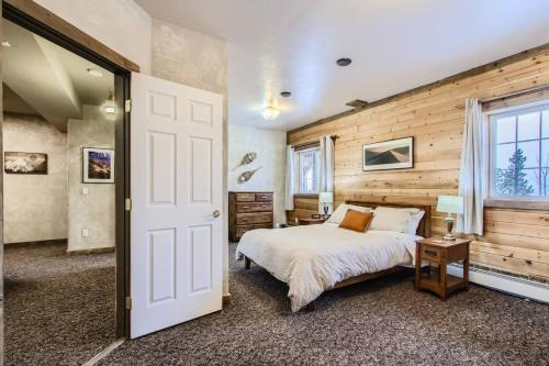 Katil atau katil-katil dalam bilik di Cabin With Mtn Views Near Golden Gate Canyon And Skiing And Hiking