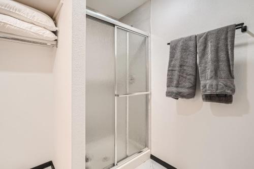 Ένα μπάνιο στο Modern Home In West Denver 15 Min Close To Downtown