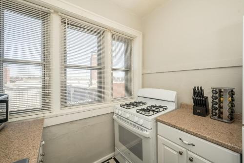 Dapur atau dapur kecil di Cozy 2BR St. Louis Convenient Loc. Near Downtown
