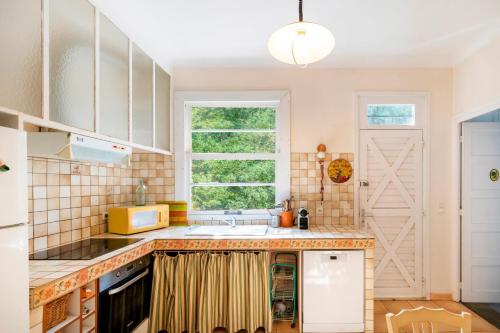 a kitchen with a sink and a window at Villa Eole - plein centre Hossegor in Soorts-Hossegor